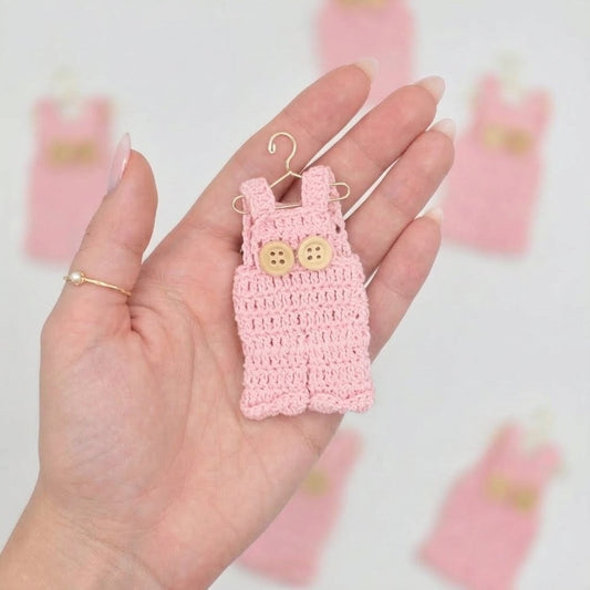 Mini Crochet Overalls Baby Shower Favor Set of 6, Tiny Clothing Rack & Hangers, Gender Reveal Nursery Keepsakes