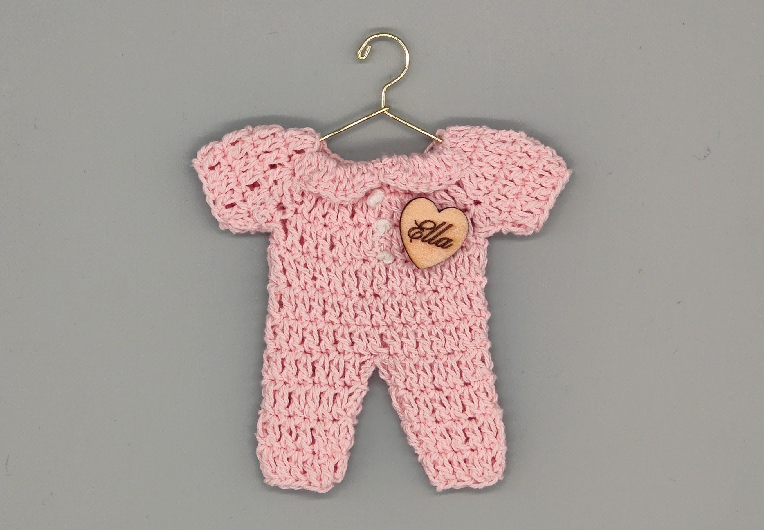 Personalized Pink Mini Crochet Baby Favors with Engraved Charm & sealed with card, Set of 6, Heart, Cross, Dove charms, Baby shower, baptism