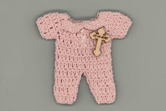 Personalized Pink Mini Crochet Baby Favors with Engraved Charm & sealed with card, Set of 6, Heart, Cross, Dove charms, Baby shower, baptism