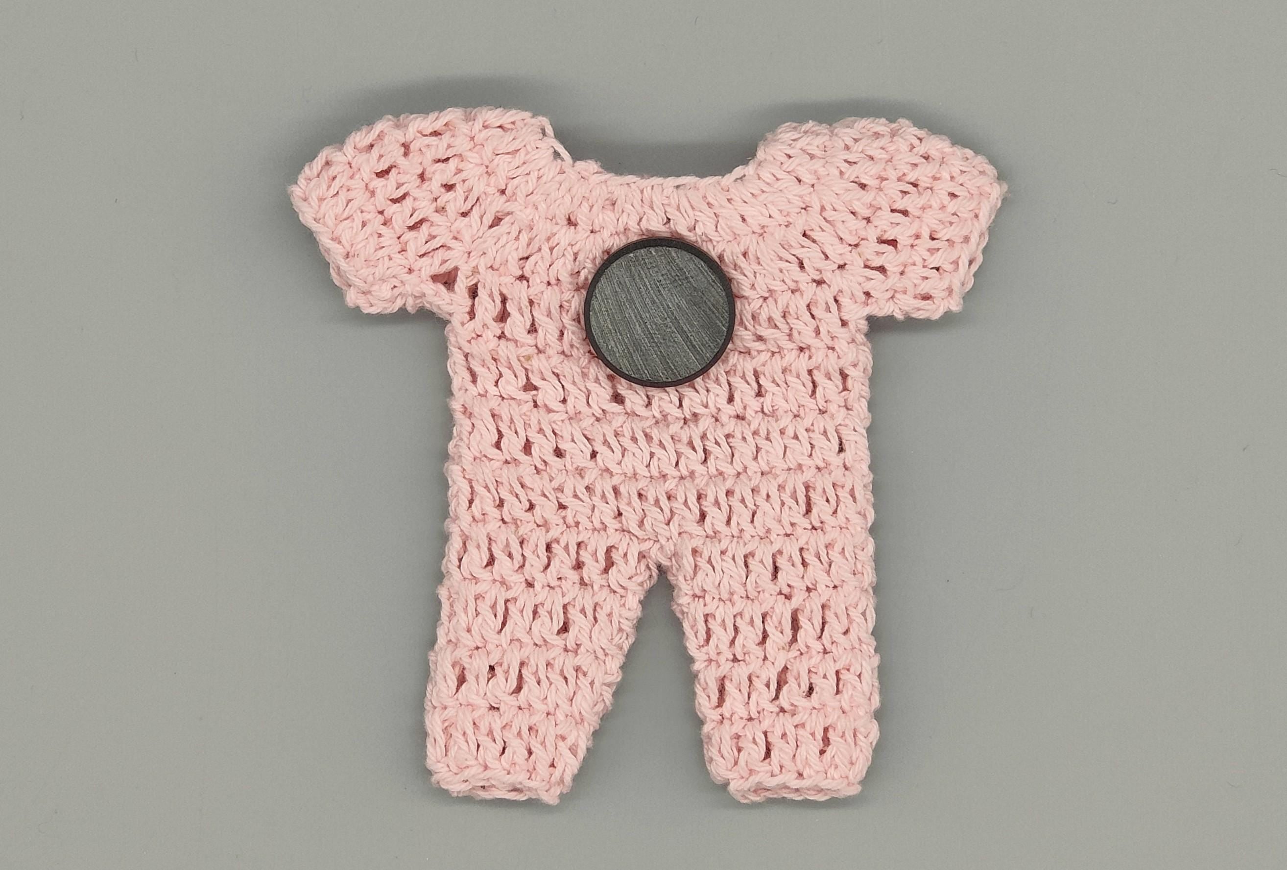 Personalized Pink Mini Crochet Baby Favors with Engraved Charm & sealed with card, Set of 6, Heart, Cross, Dove charms, Baby shower, baptism