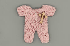 Personalized Pink Mini Crochet Baby Favors with Engraved Charm & sealed with card, Set of 6, Heart, Cross, Dove charms, Baby shower, baptism