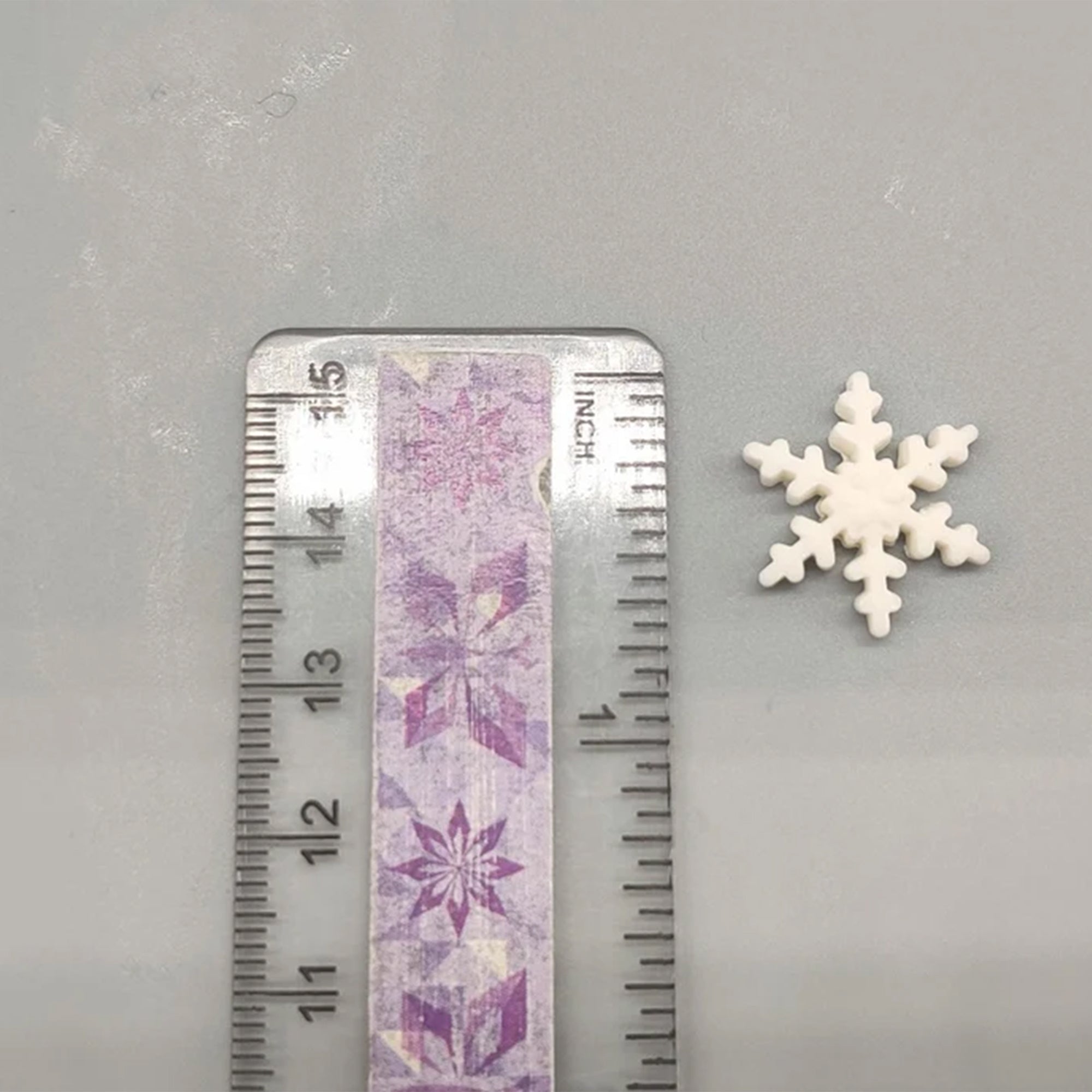 Fondant edible snowflakes - 24 pcs - 3 sizes - 8 of each size - Frozen snowflakes